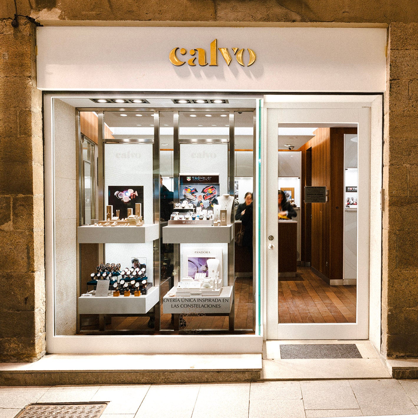 entrada de la tienda calvo en rúa conde pallares 5 en el centro de lugo en galicia.