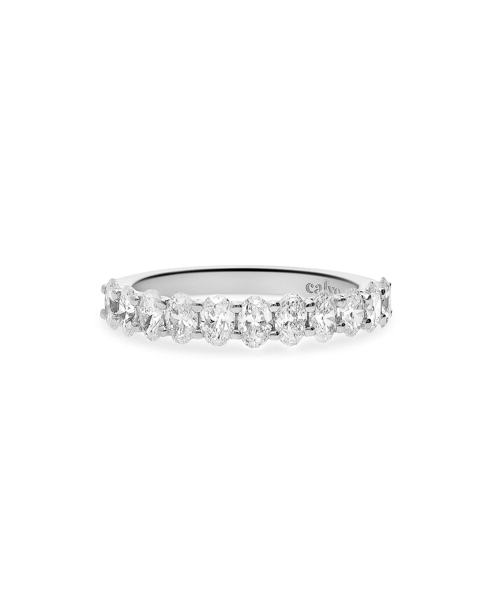 anillo media alianza con diamantes talla oval y oro blanco