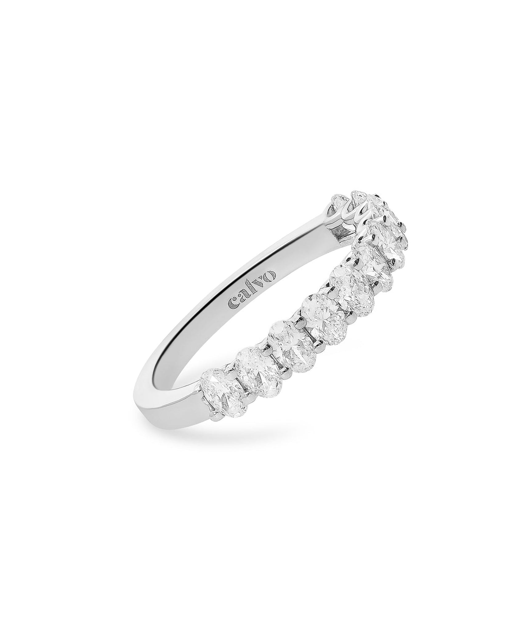 anillo media alianza con diamantes talla oval y oro blanco
