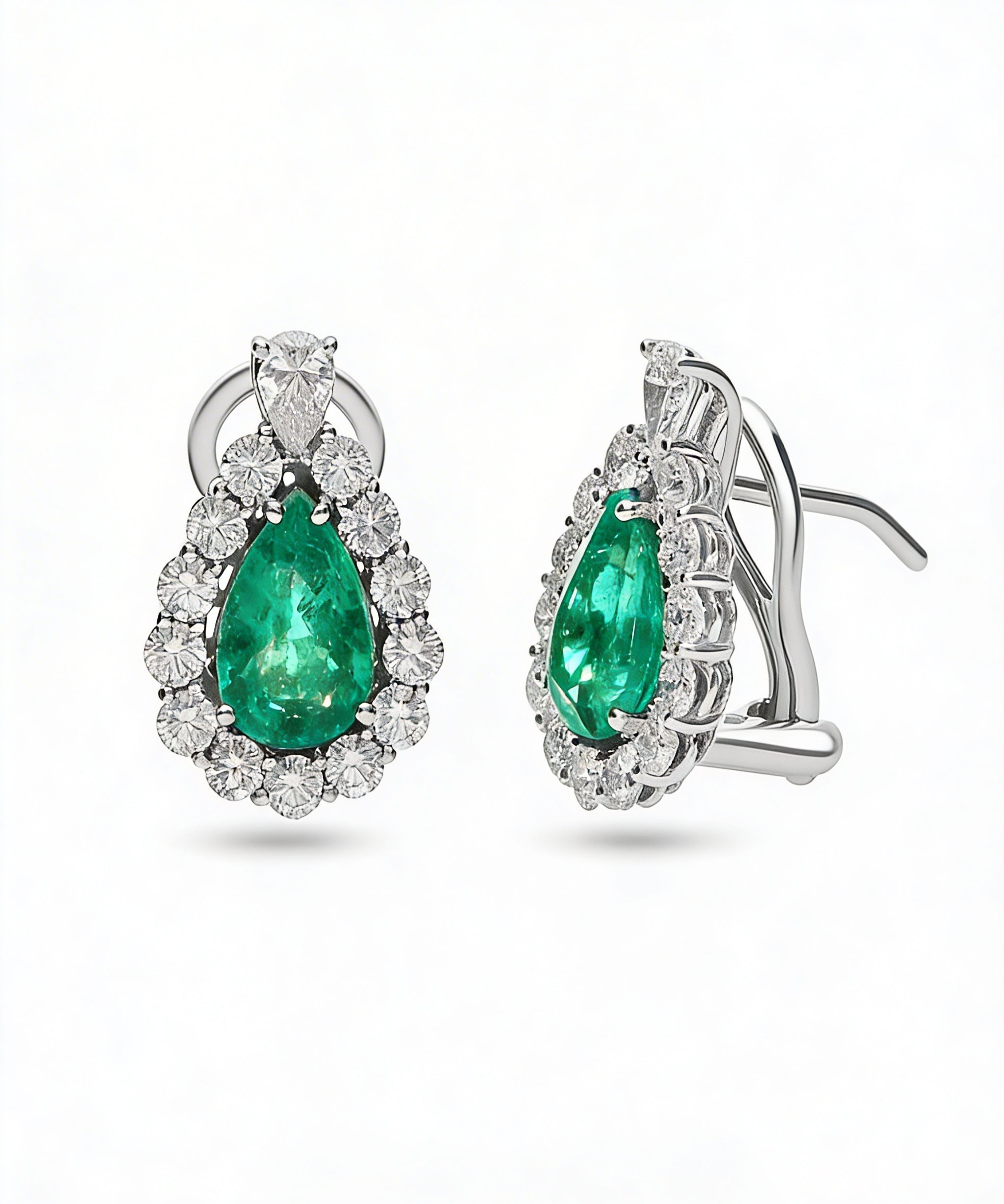 Pendientes de joyeria calvo en oro blanco con roseta de esmeraldas en talla pera y diamantes