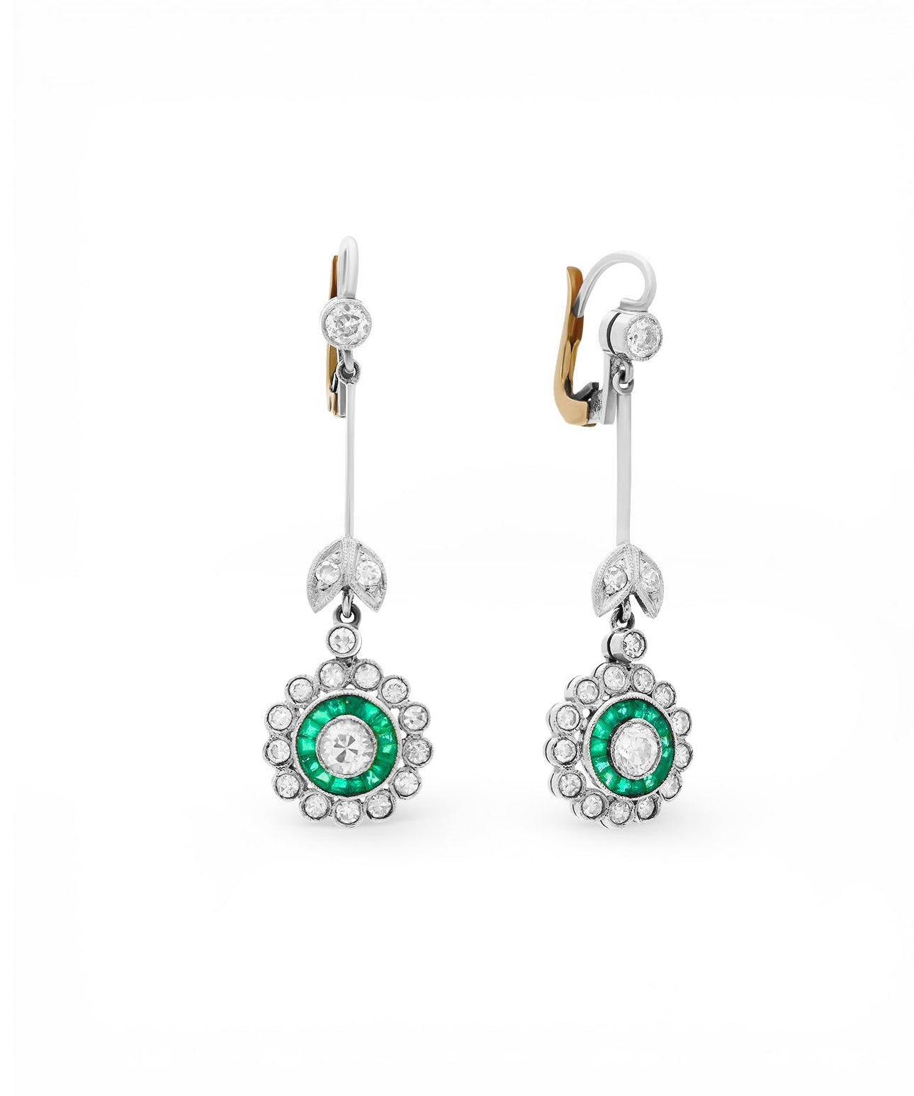 Pendientes vintage años 40 con rosetón de esmeraldas y diamantes de corte antiguo, en oro blanco