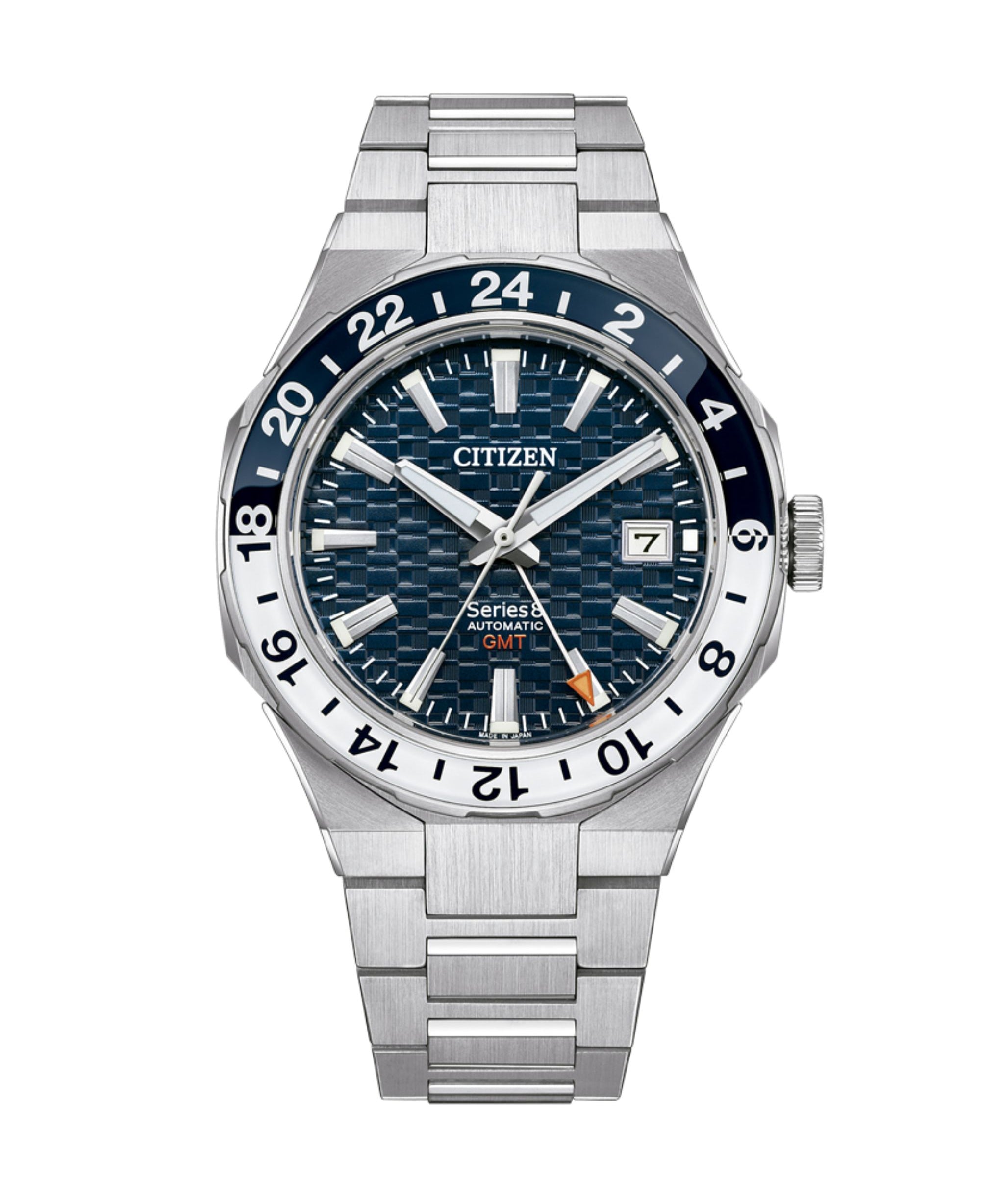 Citizen Series8 GMT de 41 mm con esfera negra, caja de acero y brazalete integrado de acero.