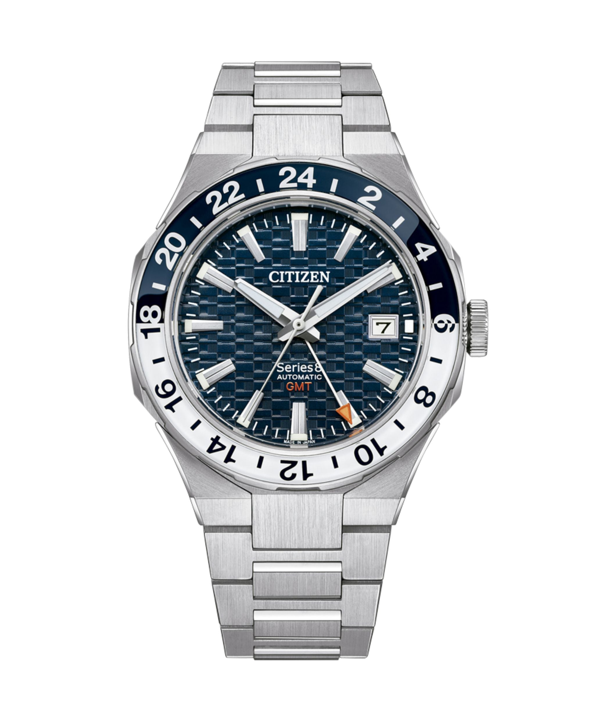 Citizen Series8 GMT de 41 mm con esfera negra, caja de acero y brazalete integrado de acero.