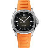 MIDO Multifort TV Big Date con esfera gris, caja de acero de 39.2 x 40 mm y correa de caucho naranja.