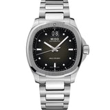 MIDO Multifort TV Big Date con esfera gris, caja rectangular y brazalete de acero de 39.2 x 40 mm.
