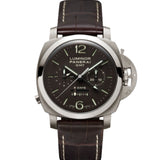 Panerai Luminor 1950 Chrono Monopulsante 8 Days GMT con esfera marrón, caja de titanio de 44 mm y correa de piel marrón.