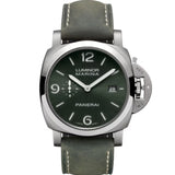 Panerai Luminor Marina de 44 mm con esfera verde, caja de titanio y correa de caucho verde militar.