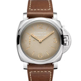 Panerai Luminor con esfera marfil tropical, caja de acero pulido y satinado de 47 mm y correa de piel.