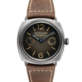 Panerai Radiomir 8 Giorni de 45 mm con esfera marrón degradada, caja de acero Brunito y correa de piel.