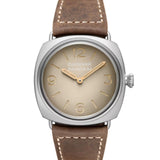 Panerai Radiomir Officine de 45 mm con esfera beige degradada, caja de acero pátina y correa de piel marrón.