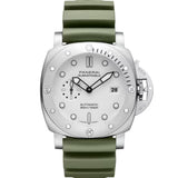 Reloj Panerai Submersible de 44 mm con esfera blanca, caja de acero y correa de caucho verde.