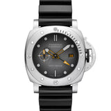 Panerai Submersible Navy SEALs GMT de 44 mm con esfera antracita, caja de acero y correa de caucho negra.