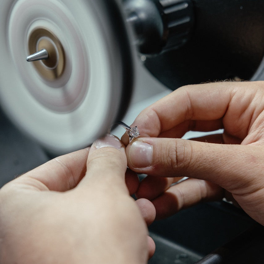 taller de joyería de CALVO para personalización de joyas y reparación en a coruña 